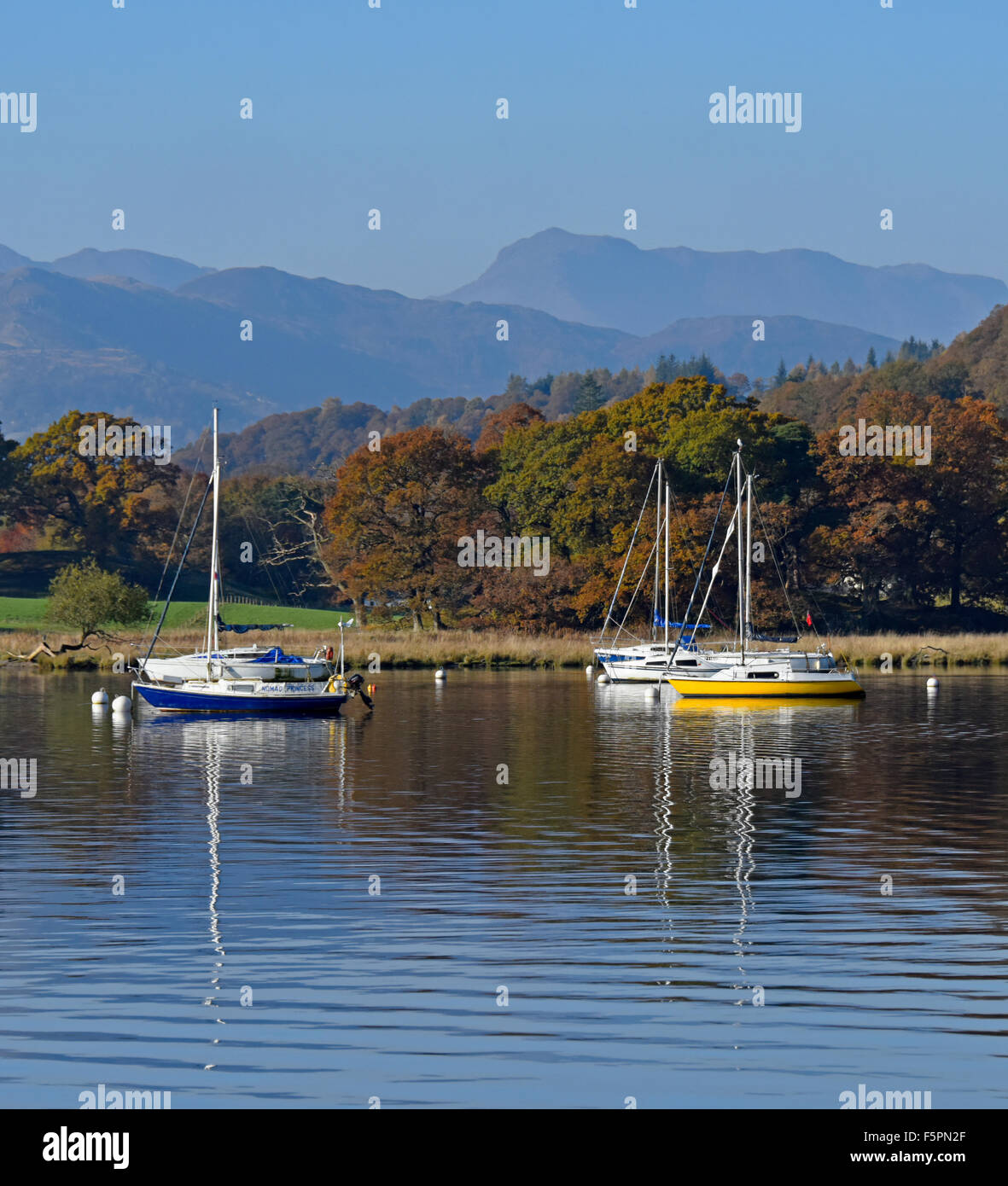 Barche a Windermere in autunno. Waterhead, Ambleside, Parco Nazionale del Distretto dei Laghi, Cumbria, England, Regno Unito, Europa. Foto Stock