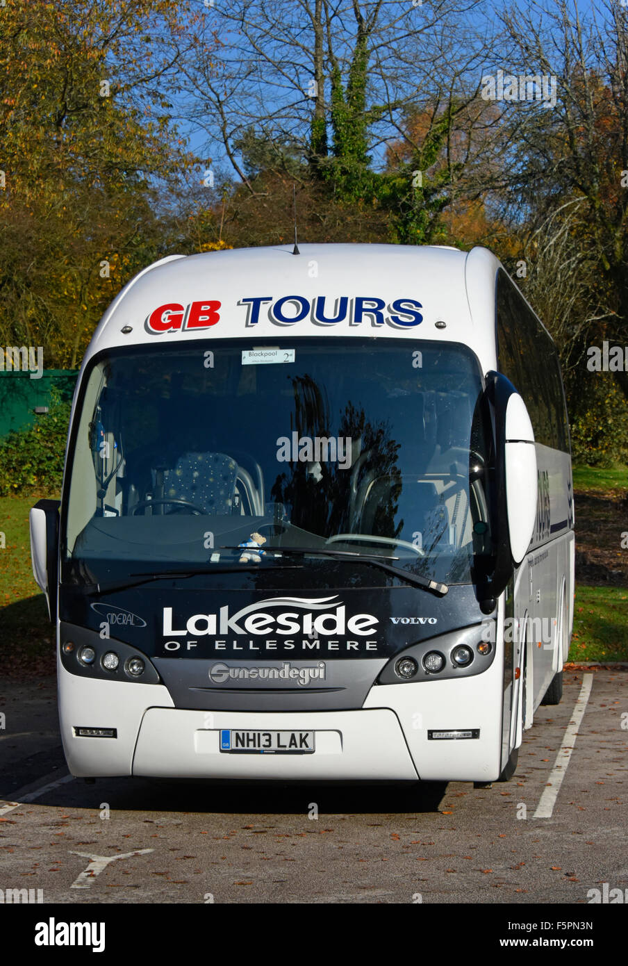 GB Tours motorcoach . Waterhead, Ambleside, Parco Nazionale del Distretto dei Laghi, Cumbria, England, Regno Unito, Europa Foto Stock