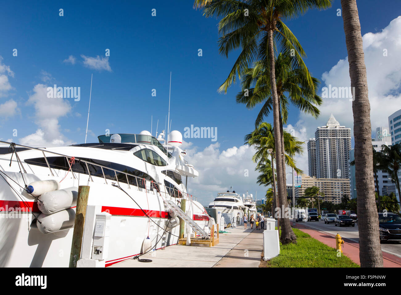 Un super yacht ormeggiati a Miami Beach, Florida, Stati Uniti d'America. Tutta la costa della Florida è pianeggiante e molto vulnerabili a livello del mare Foto Stock