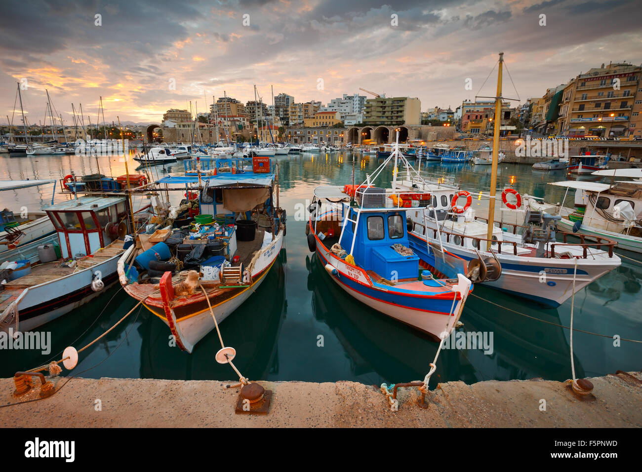 Il vecchio porto con barche da pesca e marina in Heraklion, Creta, Grecia Foto Stock