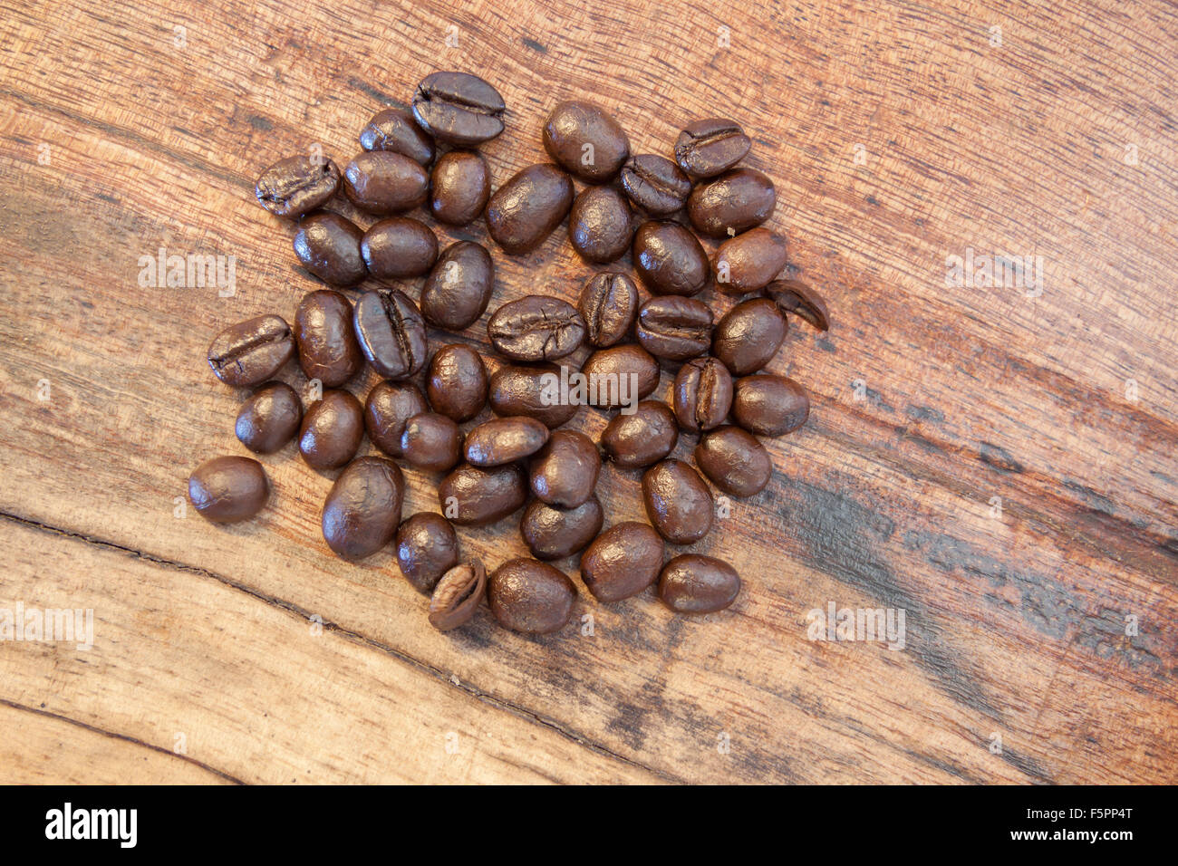 Caffè torrefatto in grani sul tavolo Foto Stock