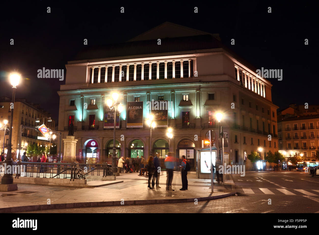 Plaza de Isabel II, también llamada Plaza de Opera por el Teatro Real edificio neoclásico en la Imagen. Foto Stock
