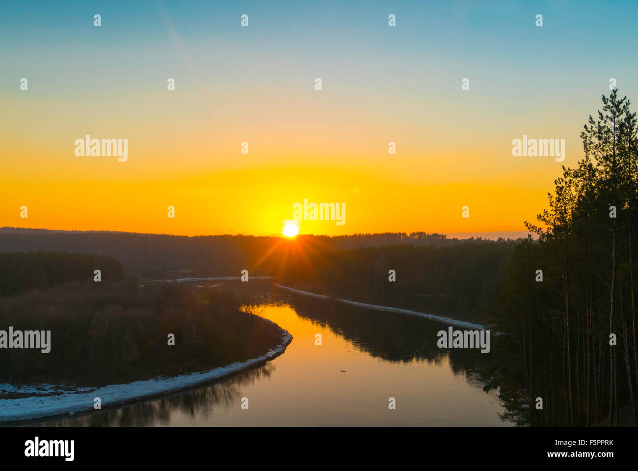 Inverno tramonto sul fiume Foto Stock