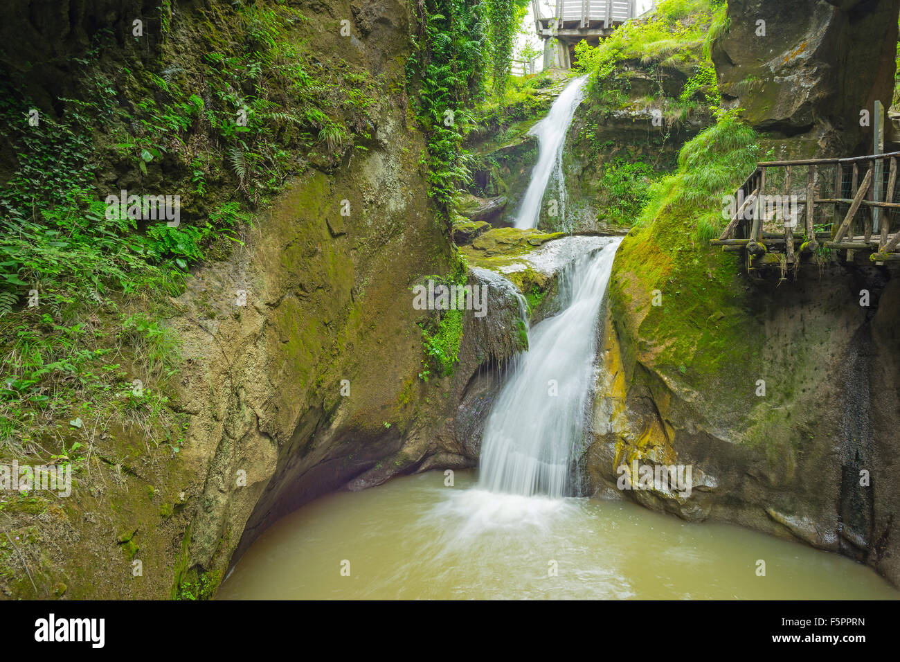 Grotta del cagleron e cascata in italia Foto Stock