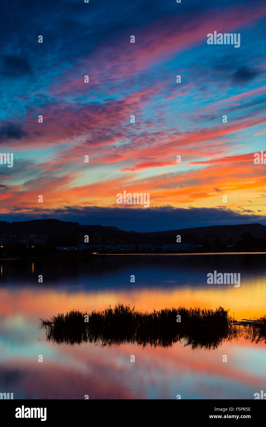 La Palude Salata al tramonto. Colindres, Marismas de Santoña, Victoria y Joyel parco naturale. Cantabria, Spagna, Europa. Foto Stock