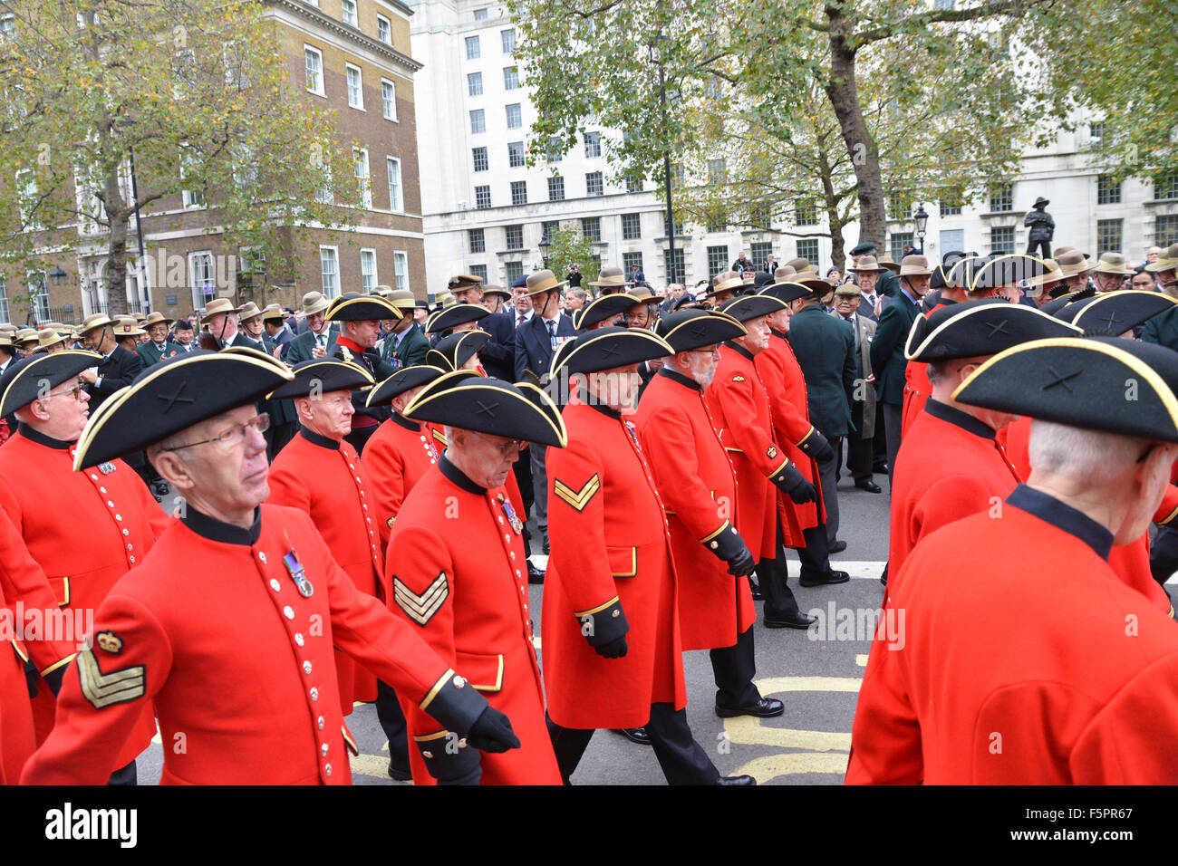 Il cenotafio, Whitehall veterani di guerra e i membri delle forze armate di prendere parte nel ricordo domenica cerimonia Foto Stock