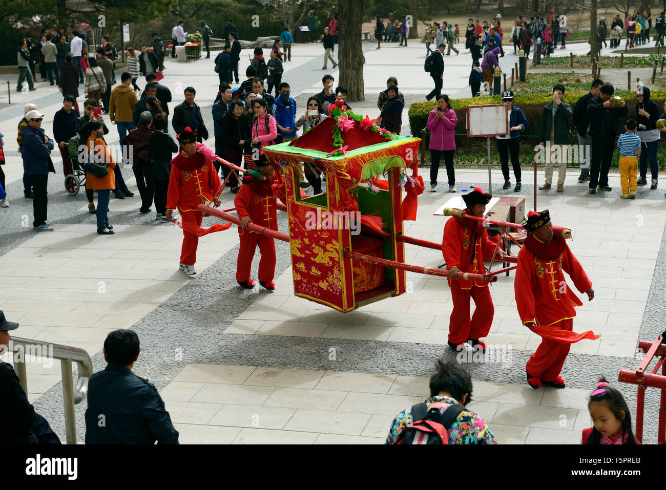 Persone turisti imperatore carrozza fingere di Pechino Giardino Botanico floreale RM Foto Stock