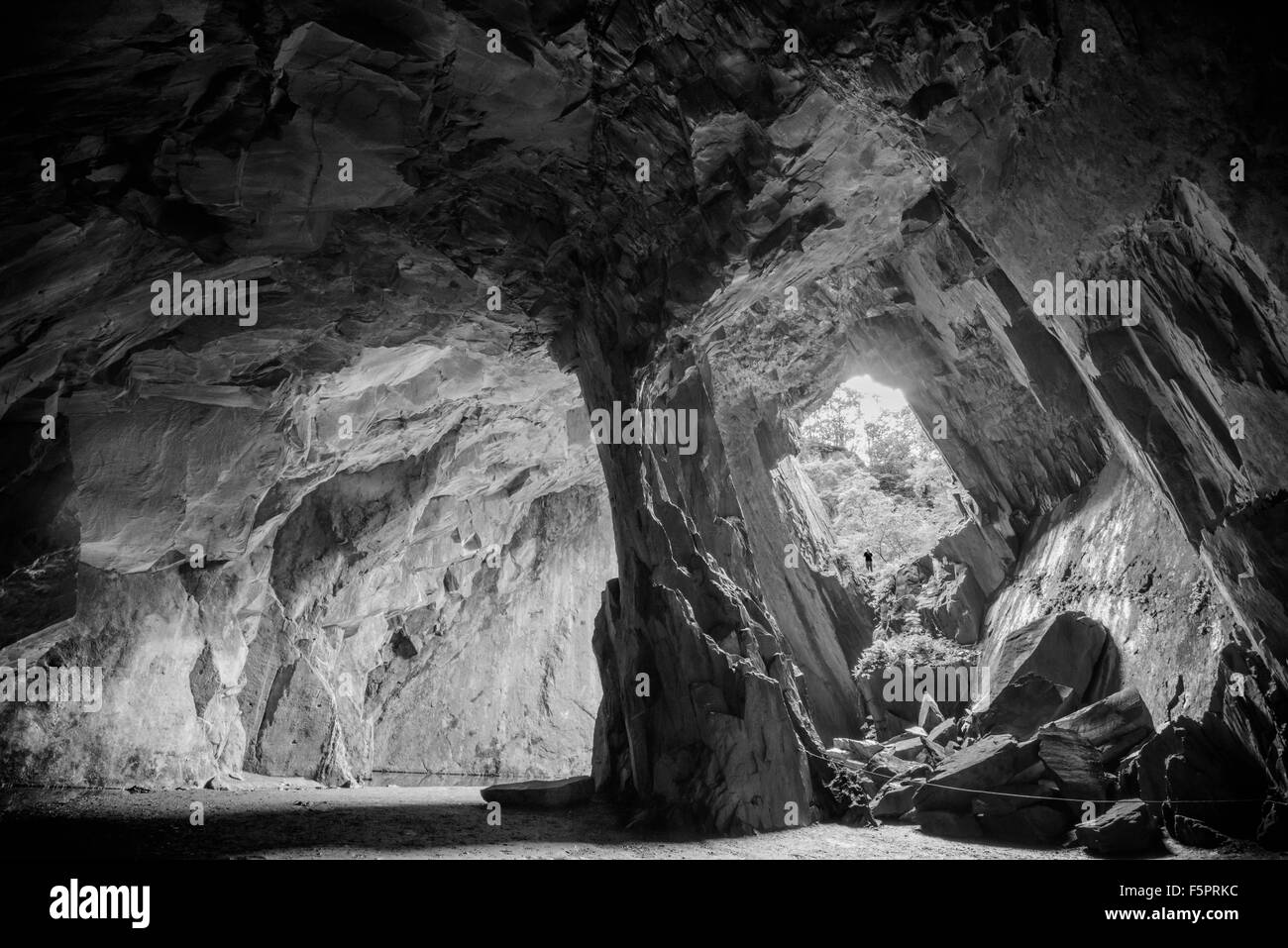 Foto in bianco e nero della cattedrale in una caverna nel Parco Nazionale del Distretto dei Laghi, Cumbria Foto Stock