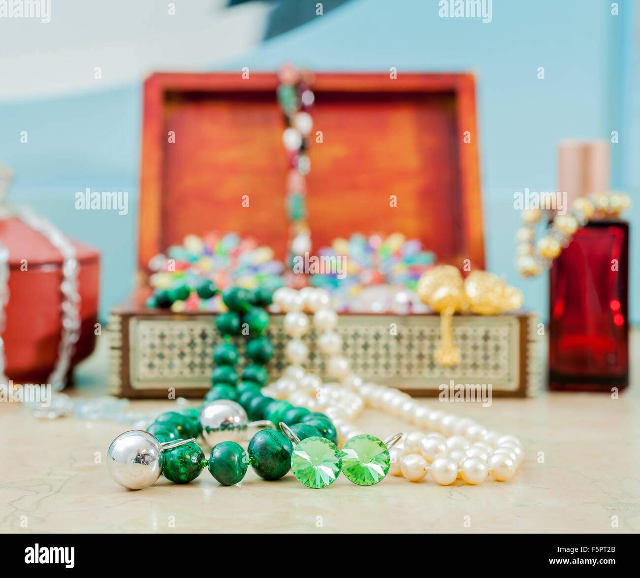 Orecchini Bracciali e collane. Bigiotteria per donna Foto Stock