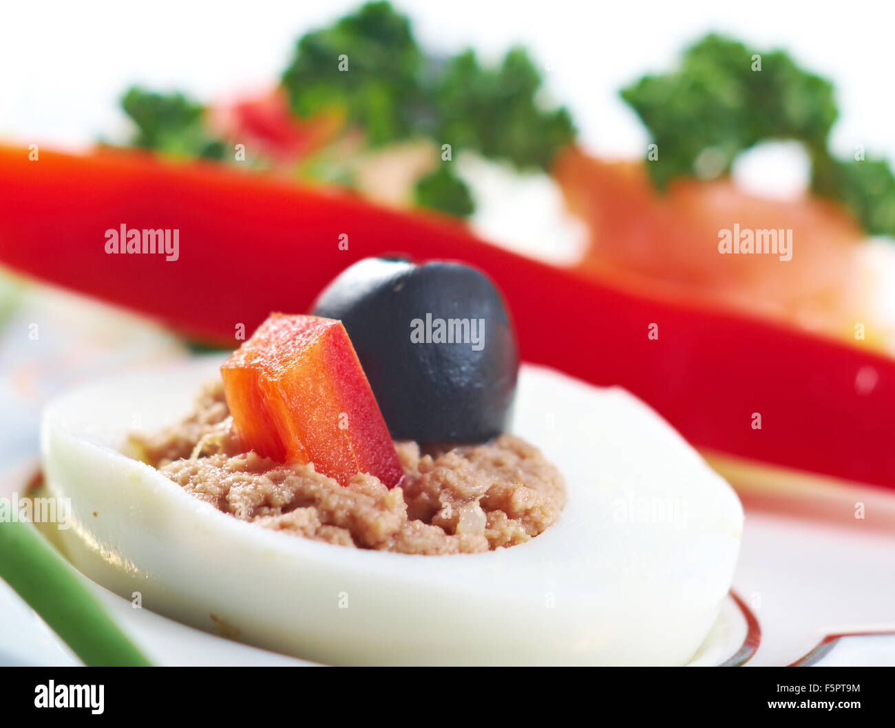 Uova ripiene con salmone Foto Stock