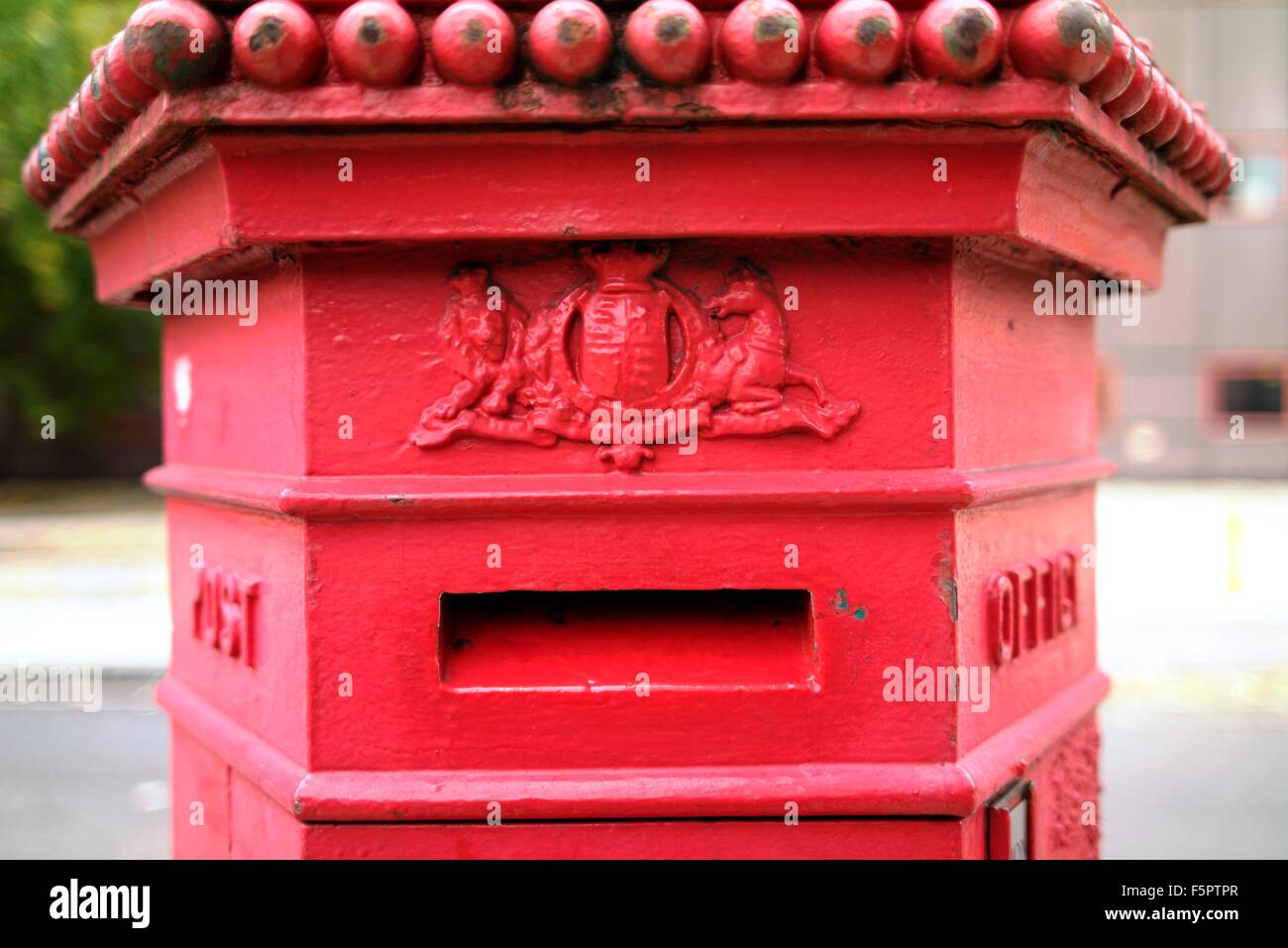 Sei vittoriano retro rosso Post Office casella montante Foto Stock