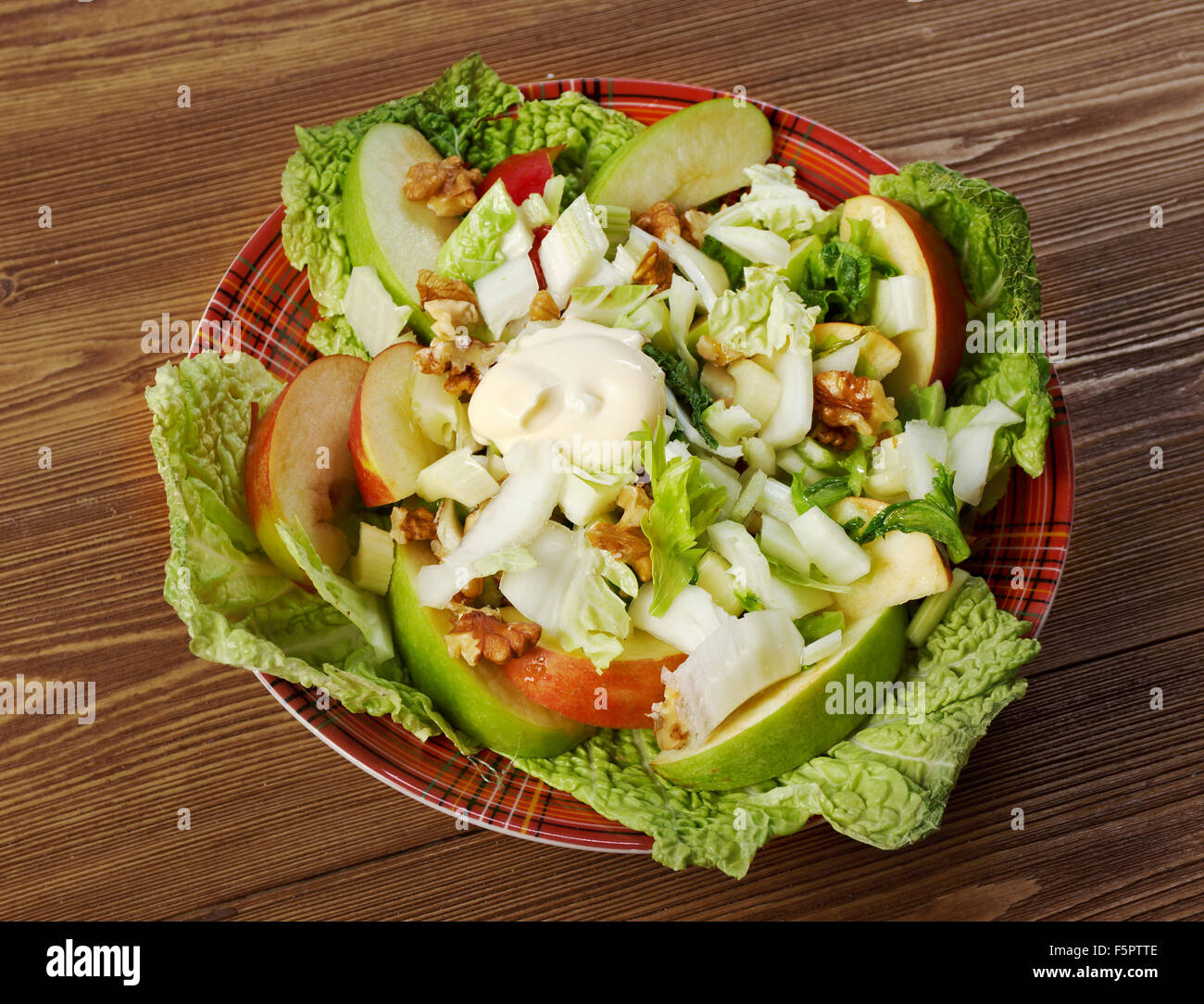 Insalata Waldorf fatta di mele fresche, Sedano e Noci.farm-style Foto Stock