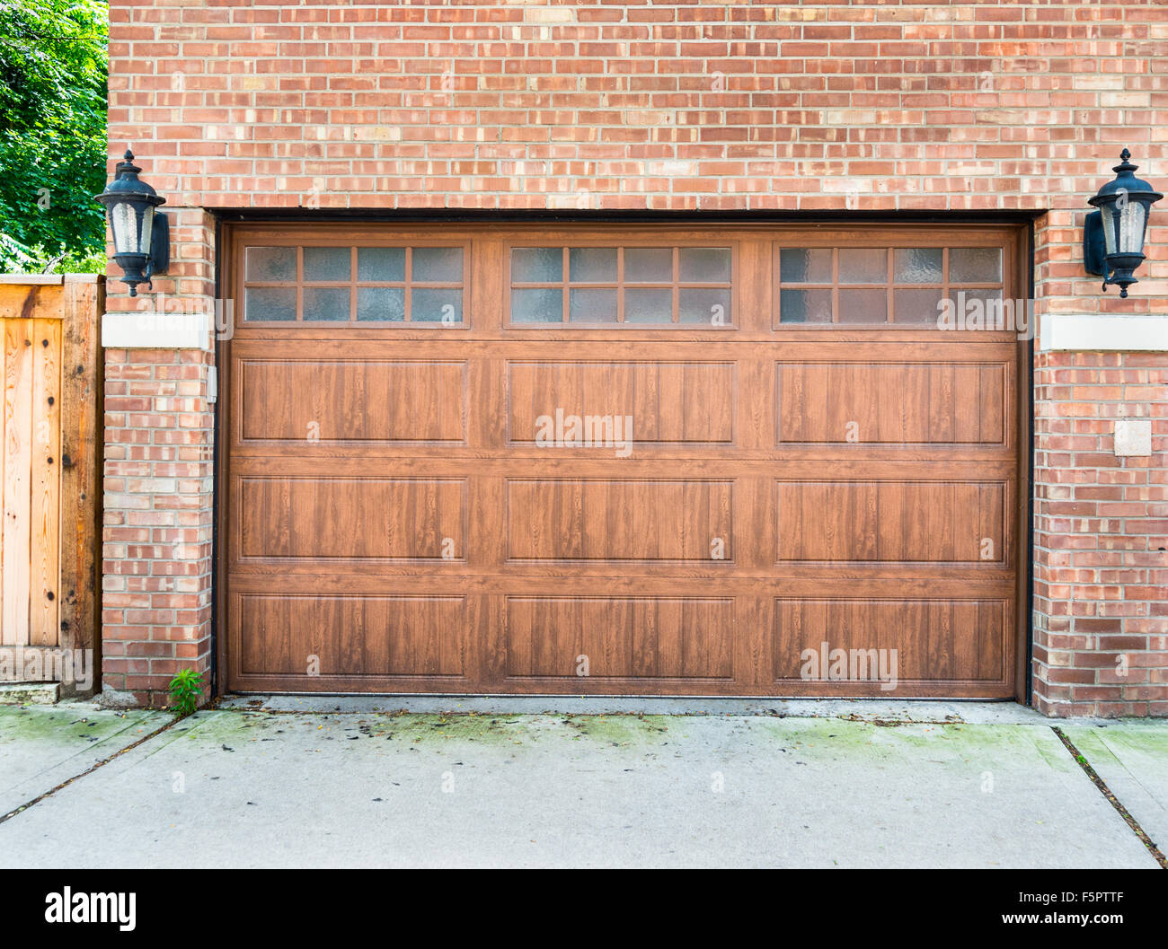 High end porta di garage su una casa di mattoni di un quartiere di lusso Foto Stock