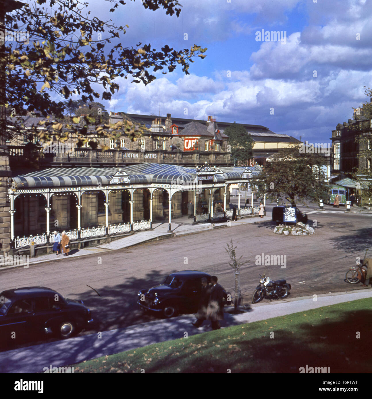 Buxton in 1959. Il Colonnato di vetro che fronteggia le Terme non esiste più Foto Stock