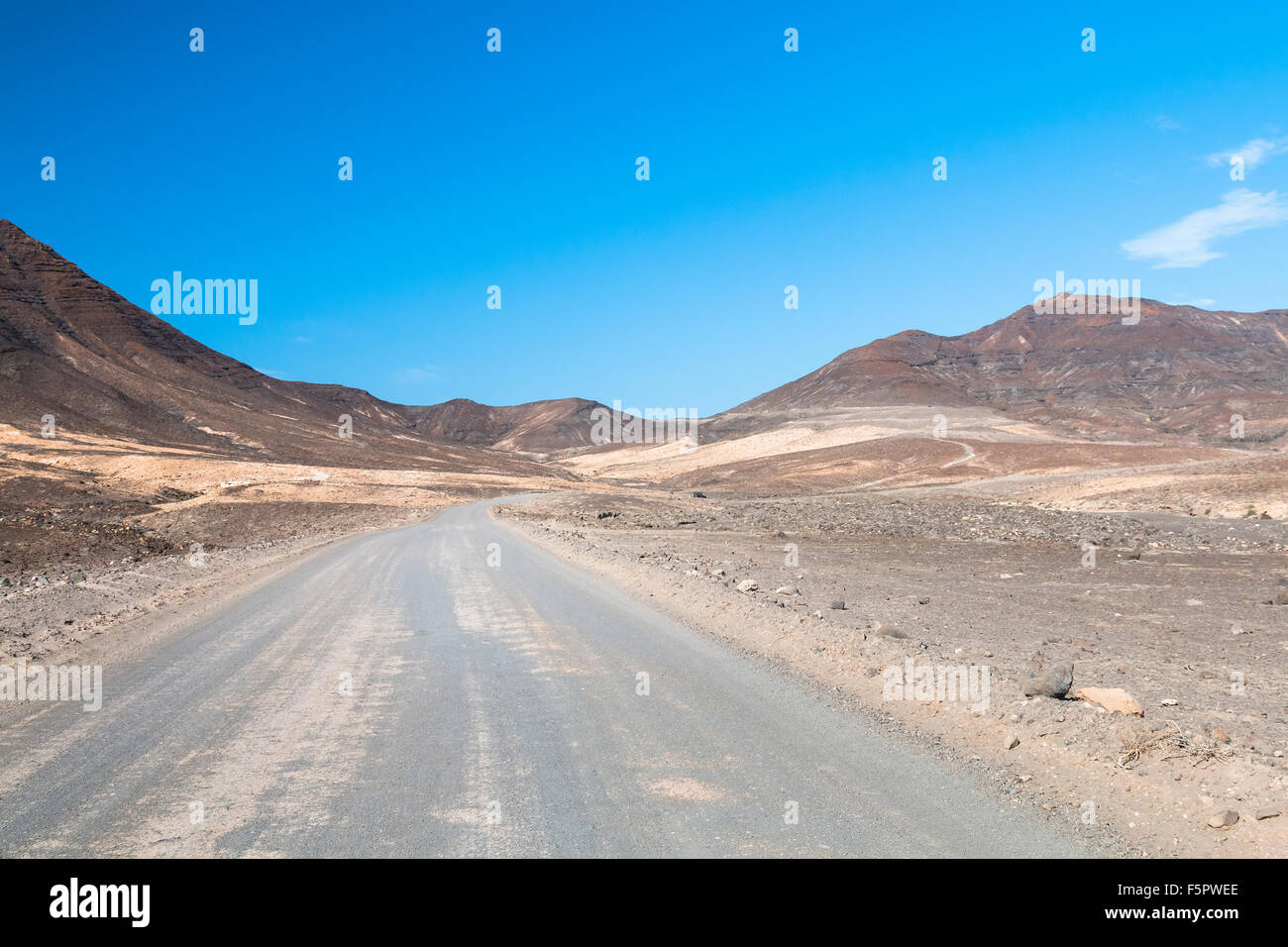 Strada di ghiaia nel sud-ovest di Fuerteventura Foto Stock