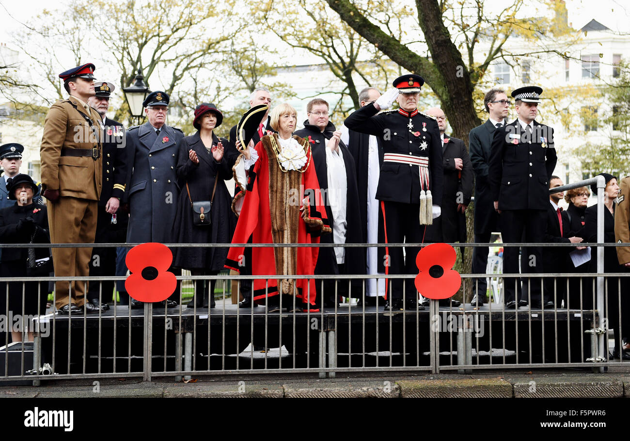 Brighton, Regno Unito. 8 Novembre, 2015. Il sindaco della città di Brighton e Hove Assessore Lynda Hyde prende il saluto alla città di Brighton e Hove un atto di servizio del ricordo presso il Memoriale di guerra nella Old Steine fotografia scattata da Simon Dack/Alamy Live News Foto Stock