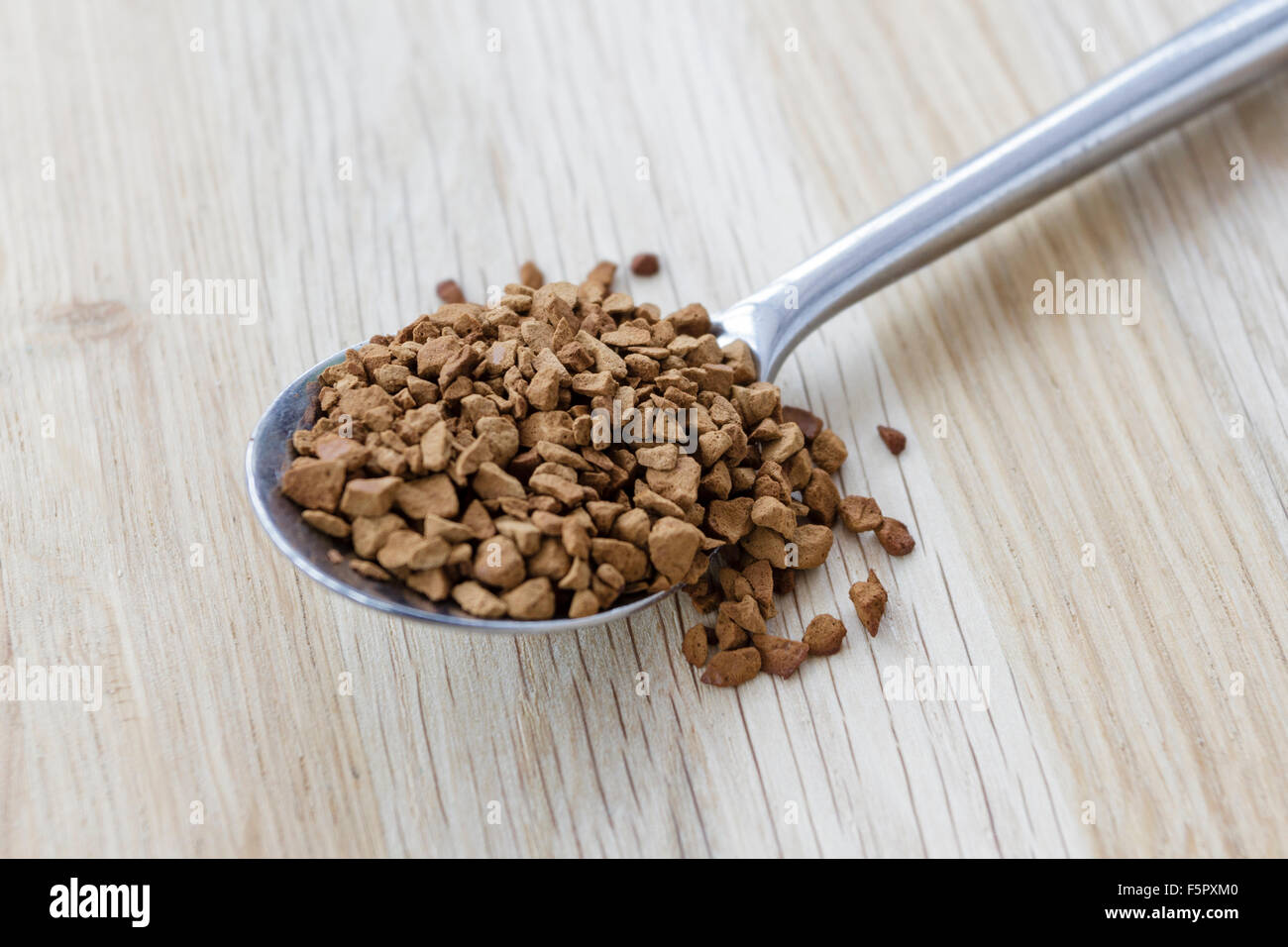 Cucchiaino di liofilizzato di caffè solubile granulare Foto Stock