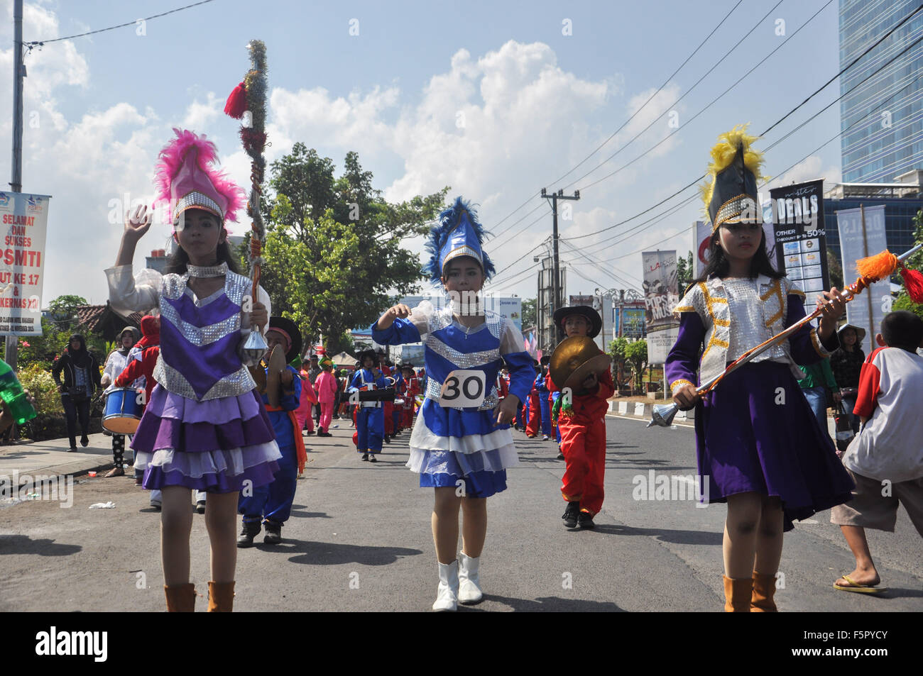 Makassar, Indonesia. 08 Nov, 2015. Marching Band leader di camminare sulla strada di Makassar e cultura carnevale. Il carnevale che si svolge per celebrare il 408° anniversario della città di Makassar. Credito: Yermia Riezky Santiago/Alamy Live News Foto Stock