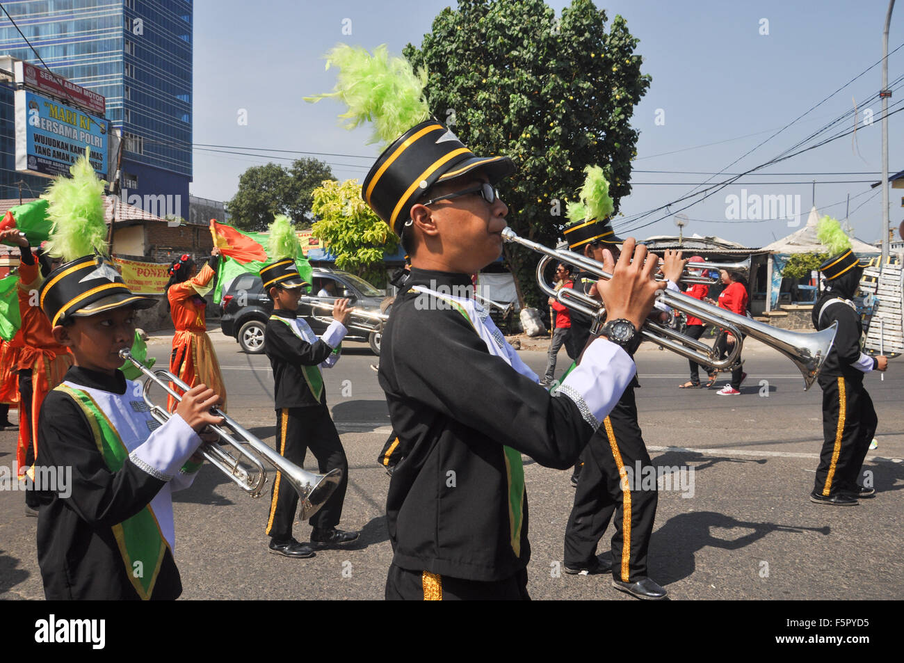 Makassar, Indonesia. 08 Nov, 2015. bambini colpo corna a Makassar e cultura carnevale. Il carnevale che si svolge per celebrare il 408° anniversario della città di Makassar. Credito: Yermia Riezky Santiago/Alamy Live News Foto Stock