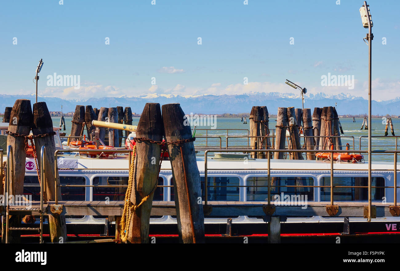 Il vaporetto vaporetti ormeggiato sulle fondamenta Nuove con le Alpi Snow capped montuosa all'orizzonte Venezia Veneto Italia Foto Stock