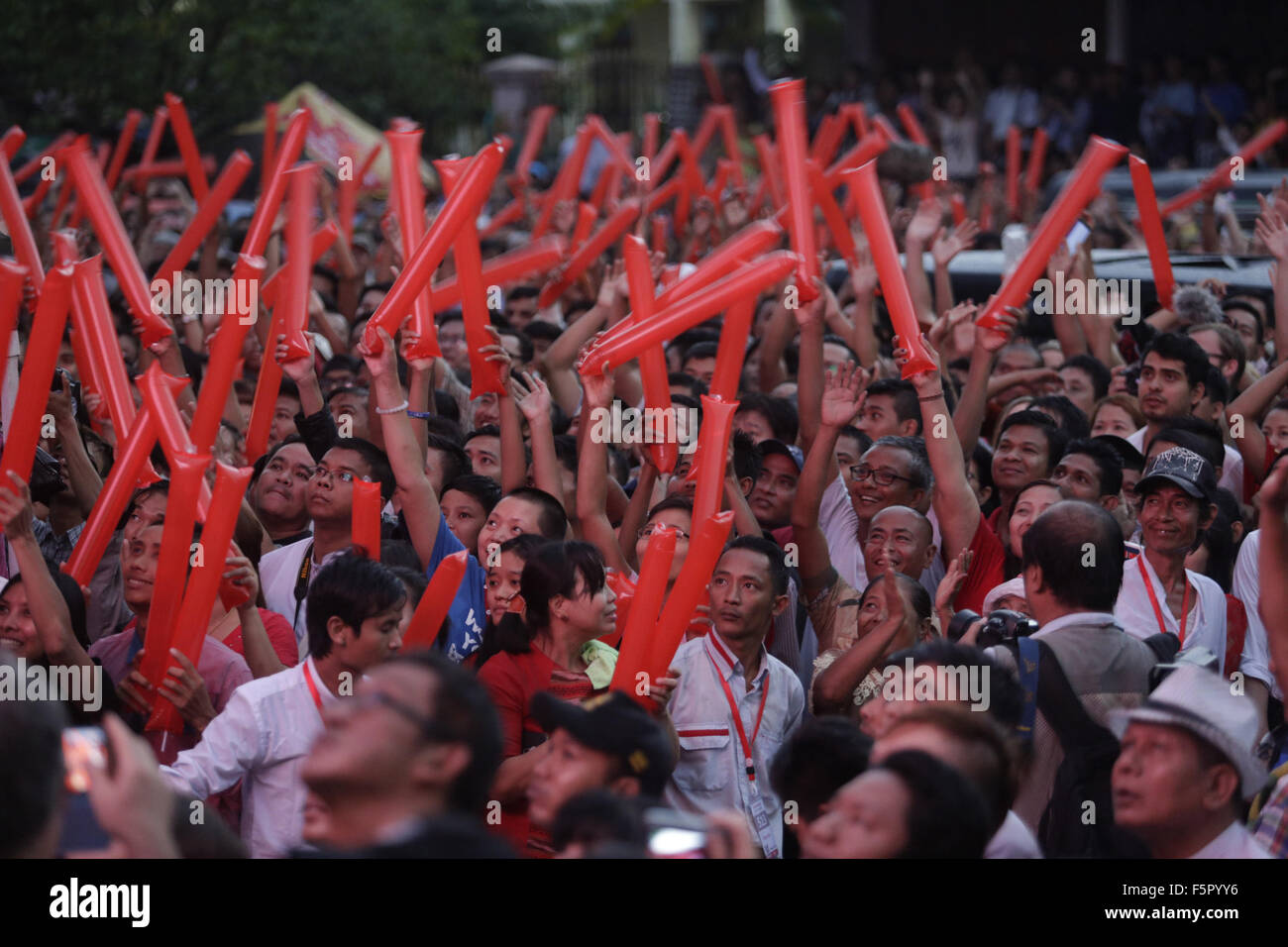 Yangon, Myanmar. 8 Novembre, 2015. I sostenitori del Myanmar opposizione della Lega nazionale per la democrazia (NLD) partito guarda il conteggio dei voti del multi-partito elezione generale nella parte anteriore del NLD sede a Yangon, Myanmar, nov. 8, 2015. Credito: U Aung/Xinhua/Alamy Live News Foto Stock
