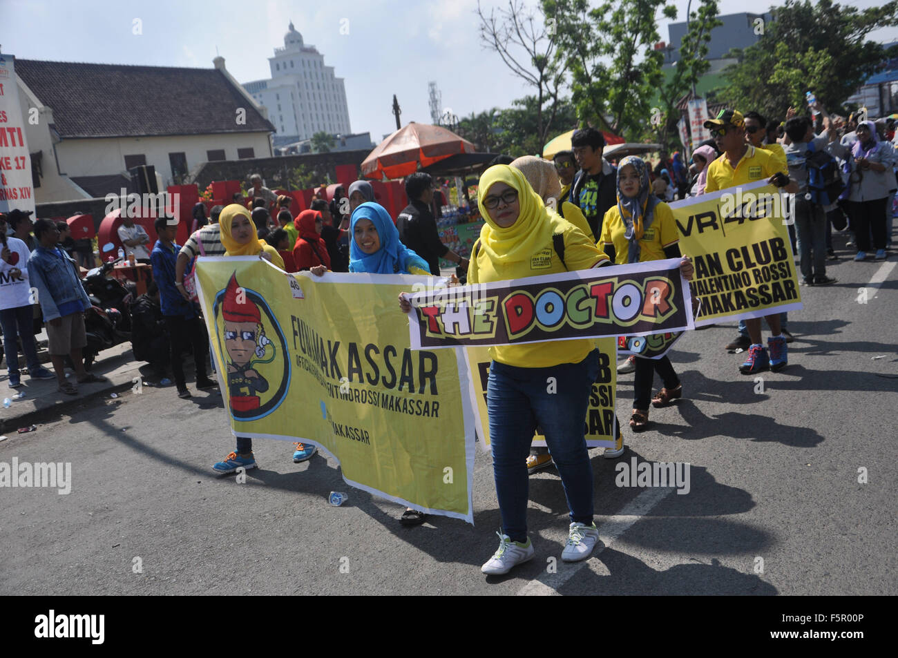 Makassar, Indonesia. 08 Nov, 2015. Makassar basato fans club del pilota italiano Valentino Rossi a piedi a Makassar e cultura carnevale. Il carnevale che si svolge per celebrare il 408° anniversario della città di Makassar. Credito: Yermia Riezky Santiago/Alamy Live News Foto Stock