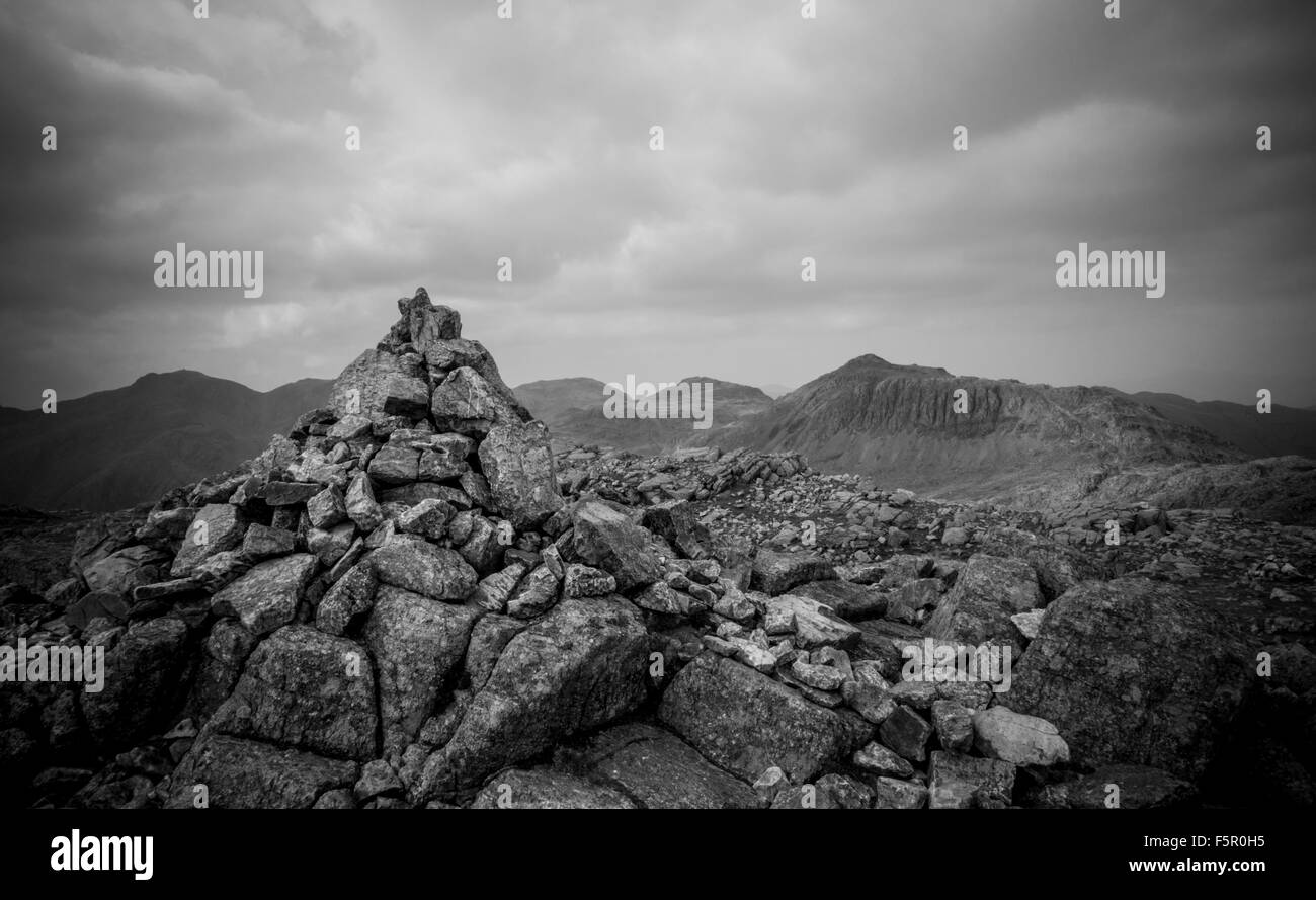 Il vertice cairn di crinkle crags con bowfell nella distanza Foto Stock