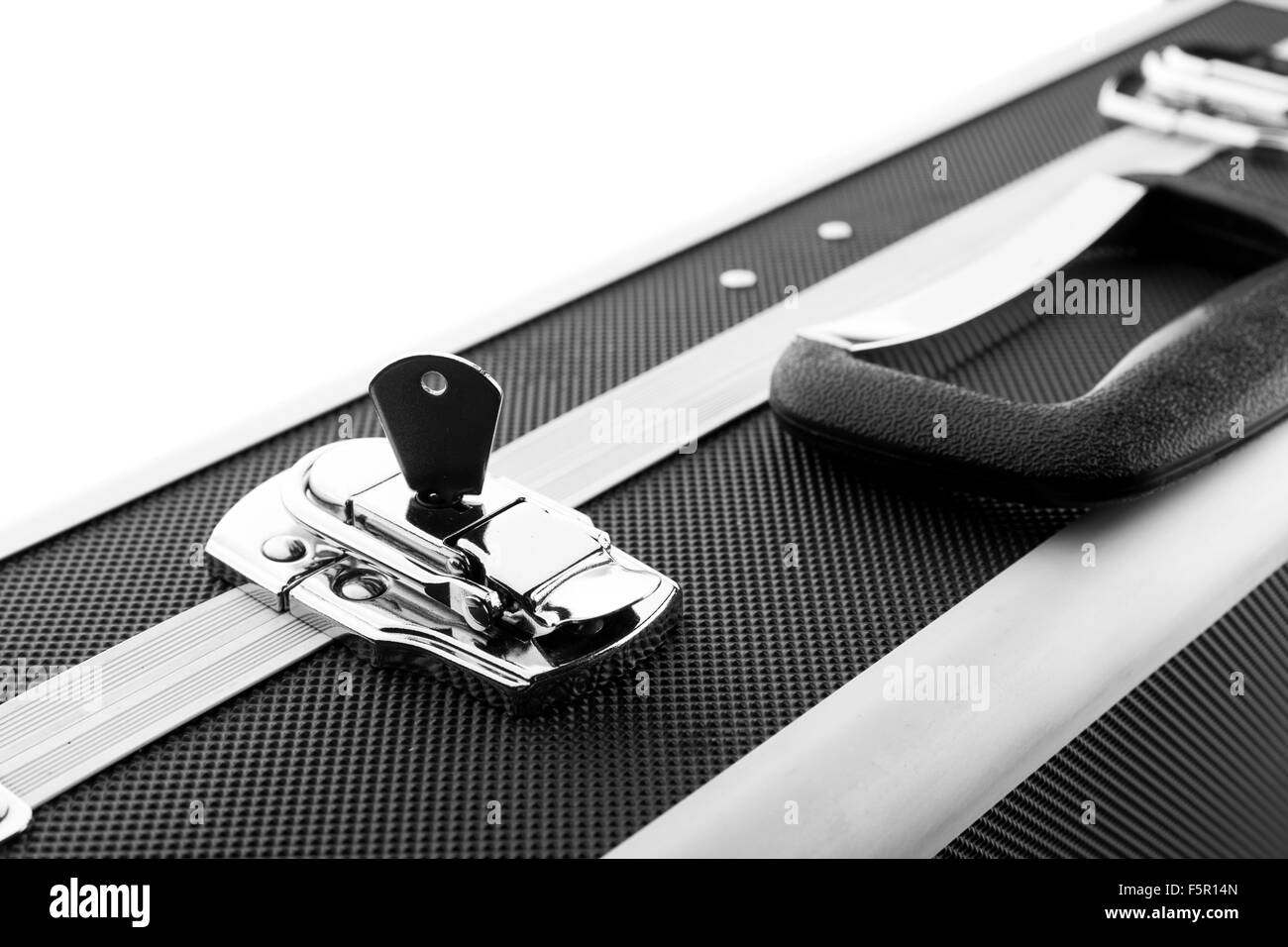 Valigetta metallica per denaro con chiave isolati su sfondo bianco Foto Stock