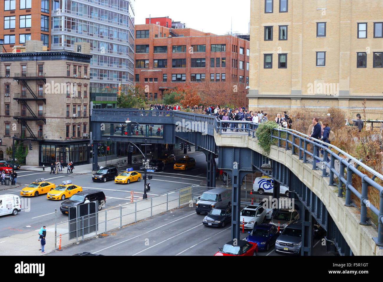 Sezione del parco sopraelevato High Line nel quartiere Chelsea di Manhattan, New York, New York. Il parco ha portato a rapidi cambiamenti e alla gentrificazione Foto Stock