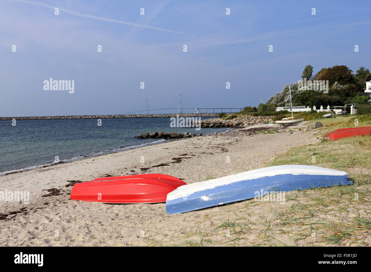 Vista del Grande Belt bridge da Halsskov, Korsør, Zelanda, Danimarca Foto Stock