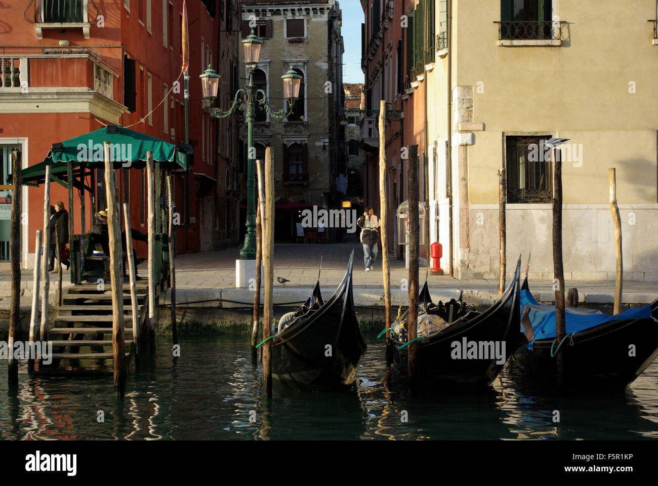 AJAXNETPHOTO. Venezia, Italia. - Gondole ormeggiata in banchina attendono i clienti. Foto:JESSICA EASTLAND/AJAX REF:82012 1691 Foto Stock