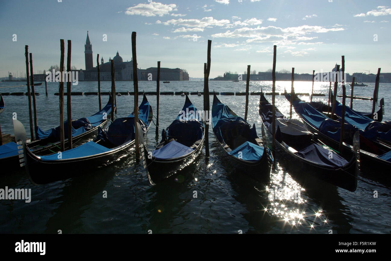 AJAXNETPHOTO. Venezia, Italia. - Spumanti - Laguna - gondole ormeggiate sulla laguna in attesa di turisti. Foto:JESSICA EASTLAND/AJAX REF:82112 1738 Foto Stock