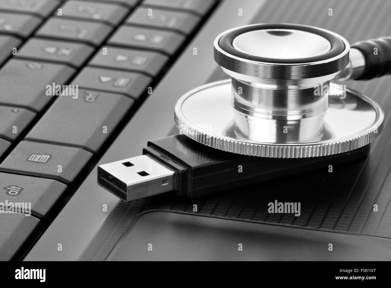 Stetoscopio medico esaminando removable flash drive per verificare la presenza di virus Foto Stock