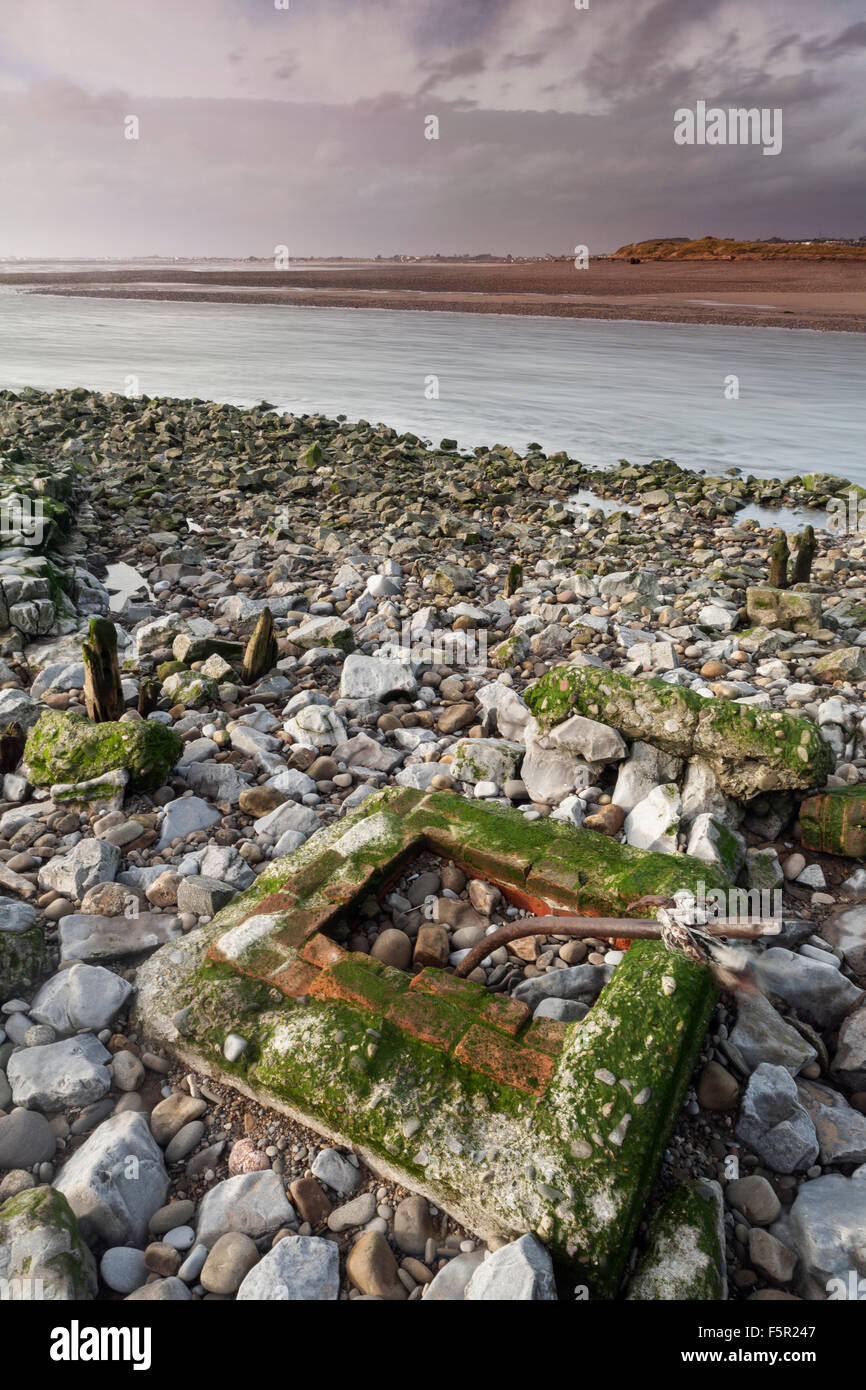 Macerie a sinistra dietro a Ogmore dal mare, Vale of Glamorgan, Galles Foto Stock