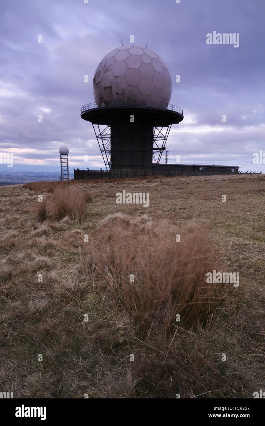 Le cupole del radar e antenne radio sulla cima di Titterstone Clee Hill, Shropshire, Inghilterra Foto Stock