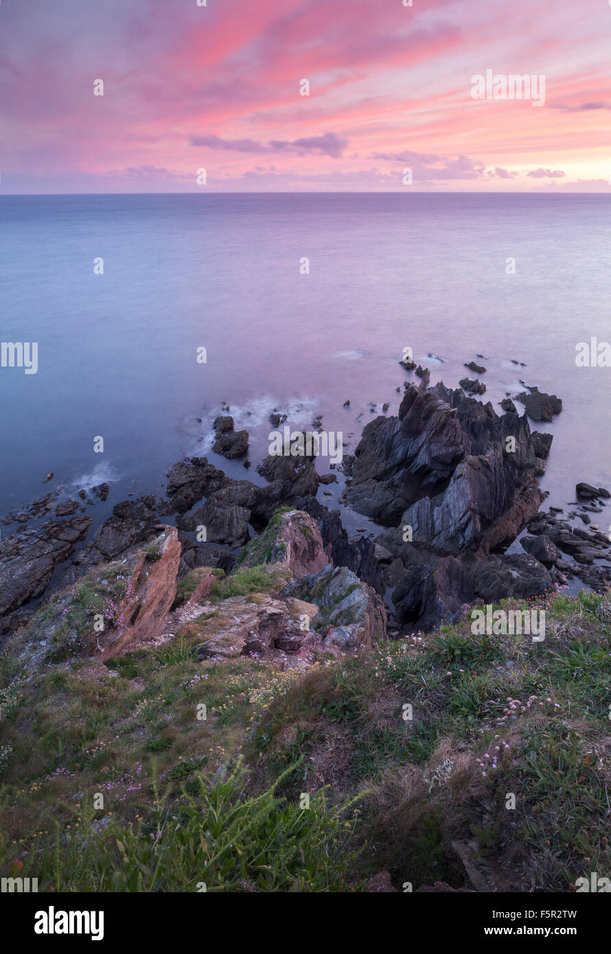 Rocce dalle scogliere a sunrise tra South Milton Sands e speranza Cove, Devon, Inghilterra Foto Stock