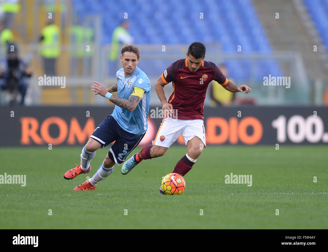 Roma, Italia. 8 Novembre, 2015. Lucas Biglia, Iago Falque durante il campionato italiano di una partita di calcio A.S. Roma vs S.S. Lazio nello Stadio Olimpico di Roma a novembre 08, 2015 Credit: Silvia Lore'/Alamy Live News Foto Stock