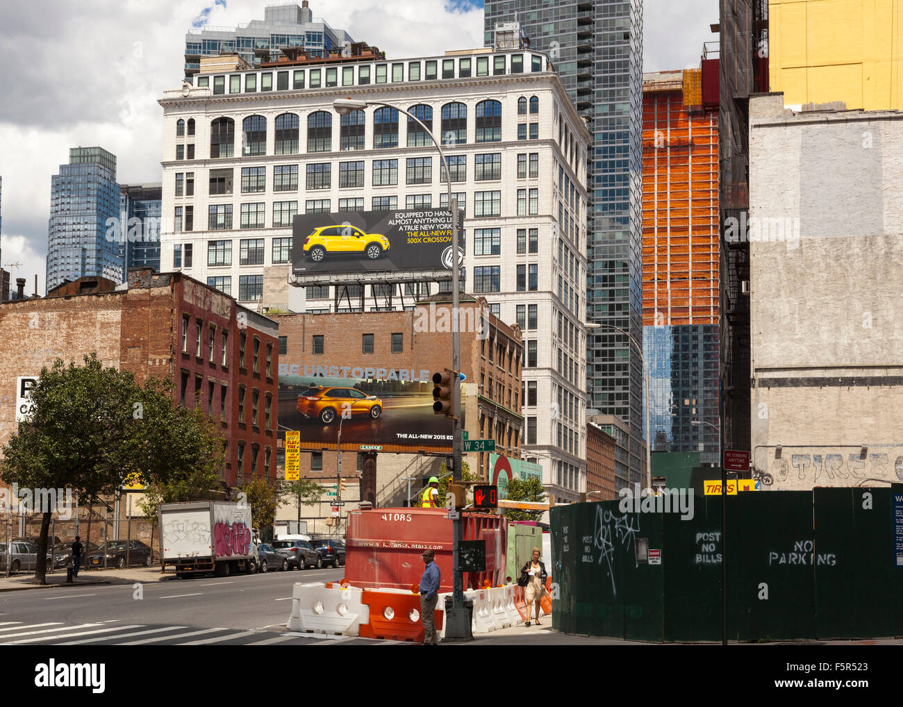 Intersezione di 10th Avenue e West 34th Street, Manhattan, New York City, Stati Uniti d'America Foto Stock