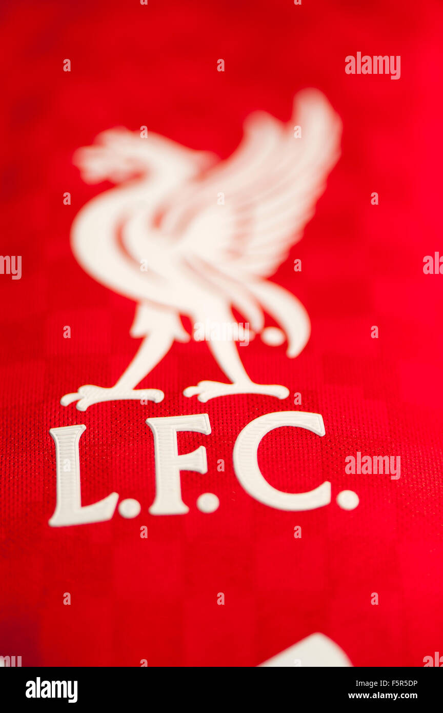 Fegato uccello sulla maglietta di una Liverpool Football Club replica shirt. Foto Stock