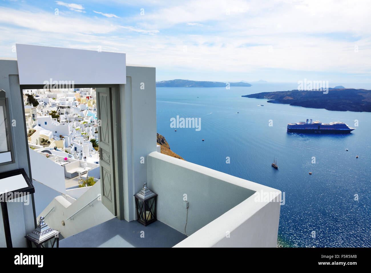 L'ingresso nel ristorante e terrazza con vista mare - Santorini Island, Grecia Foto Stock