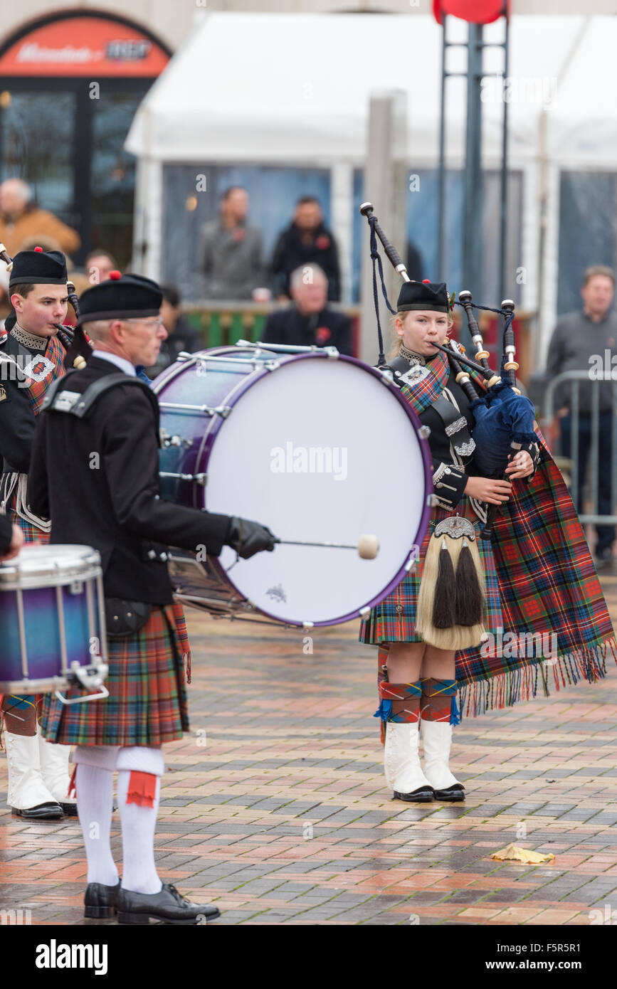 Birmingham, Regno Unito. 8 Novembre, 2015. Il West Midlands Fire Service Pipe Band giocare al Giorno del Ricordo nazionale Centenary Square Birmingham UK Credit: David Holbrook/Alamy Live News Foto Stock