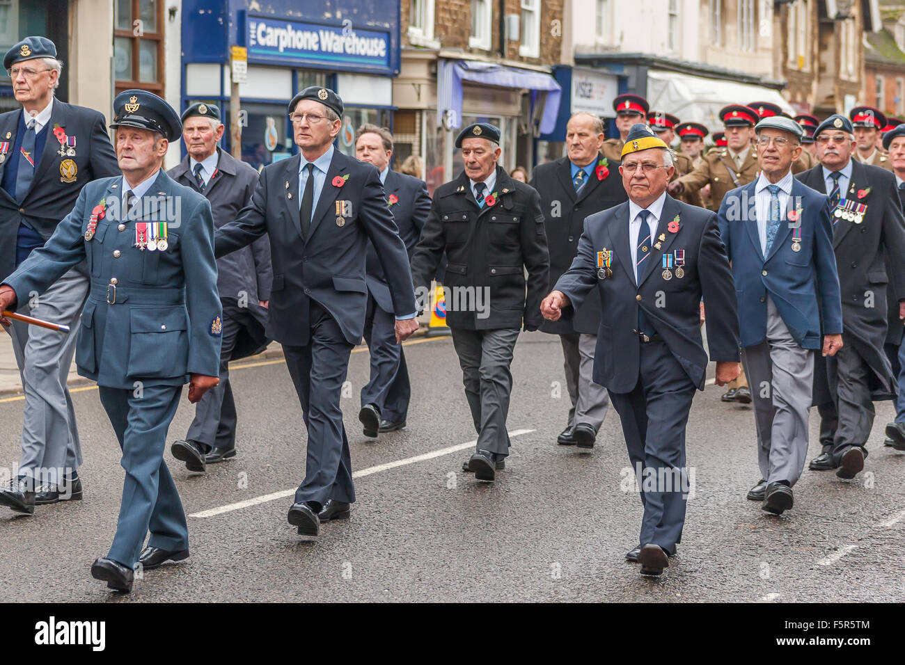 Oakham, Rutland, UK. 8 novembre 2015. Veterens nel giorno dell'Armistizio sfilano marciando a Oakham la chiesa di Tutti i Santi per la rimembranza del credito di servizio: Jim Harrison/Alamy Live News Foto Stock