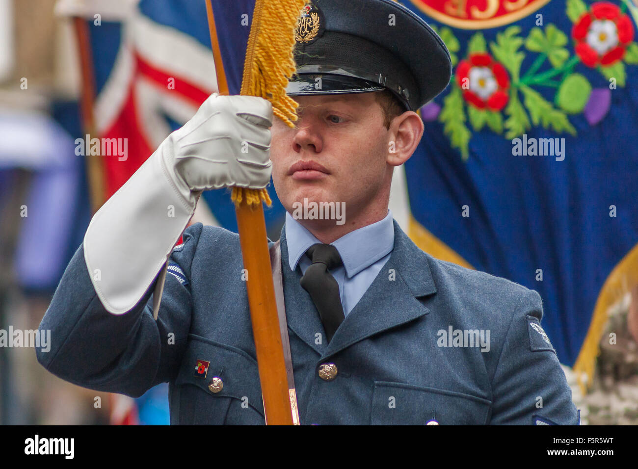 Oakham, Rutland, UK. 8 novembre 2015. Un Royal Air Force alfiere in il giorno dell'Armistizio Parade Credito: Jim Harrison/Alamy Live News Foto Stock