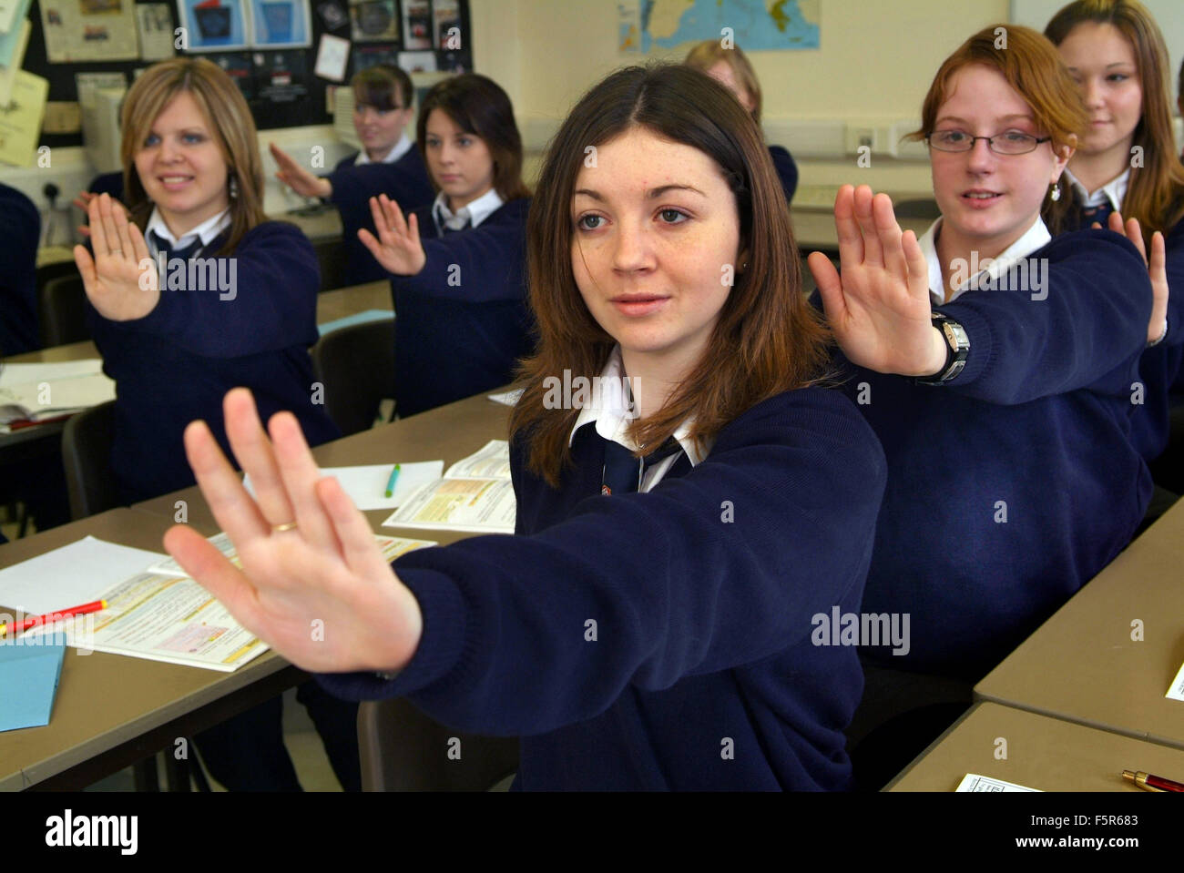 Sesta forma studenti di sesso femminile a fare gli esercizi a loro scrivanie in aula a tre-scuola gib(ysgol tre-gib),Llandeilo Galles,,uk.a Foto Stock