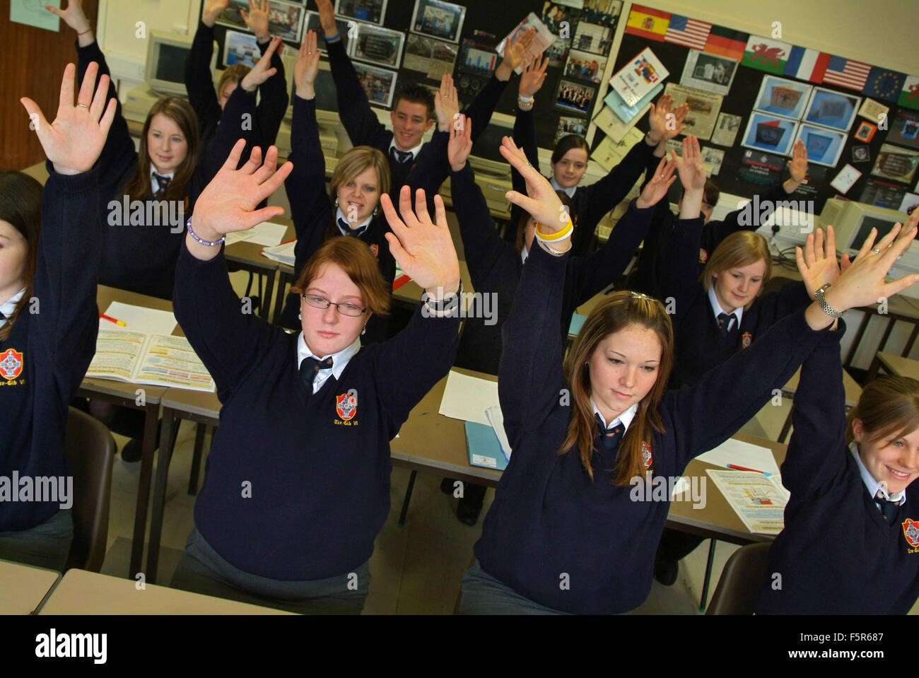 Sesta forma studenti di sesso femminile a fare gli esercizi a loro scrivanie in aula a tre-scuola gib(ysgol tre-gib),Llandeilo Galles,,uk.a Foto Stock