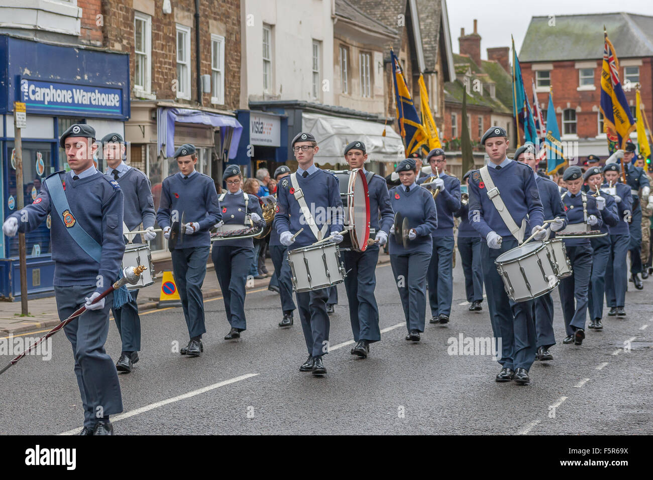 Oakham, Rutland, UK. 8 novembre 2015. Banda della formazione dell'aria Corps portando la parata a Oakham la chiesa di tutti i santi per il ricordo del credito di servizio: Jim Harrison/Alamy Live News Foto Stock
