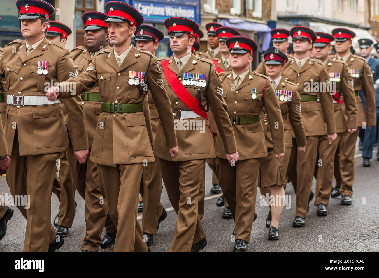 Oakham, Rutland, UK. 8 novembre 2015. In marcia verso la Chiesa di tutti i santi a Oakham per la rimembranza del credito di servizio: Jim Harrison/Alamy Live News Foto Stock