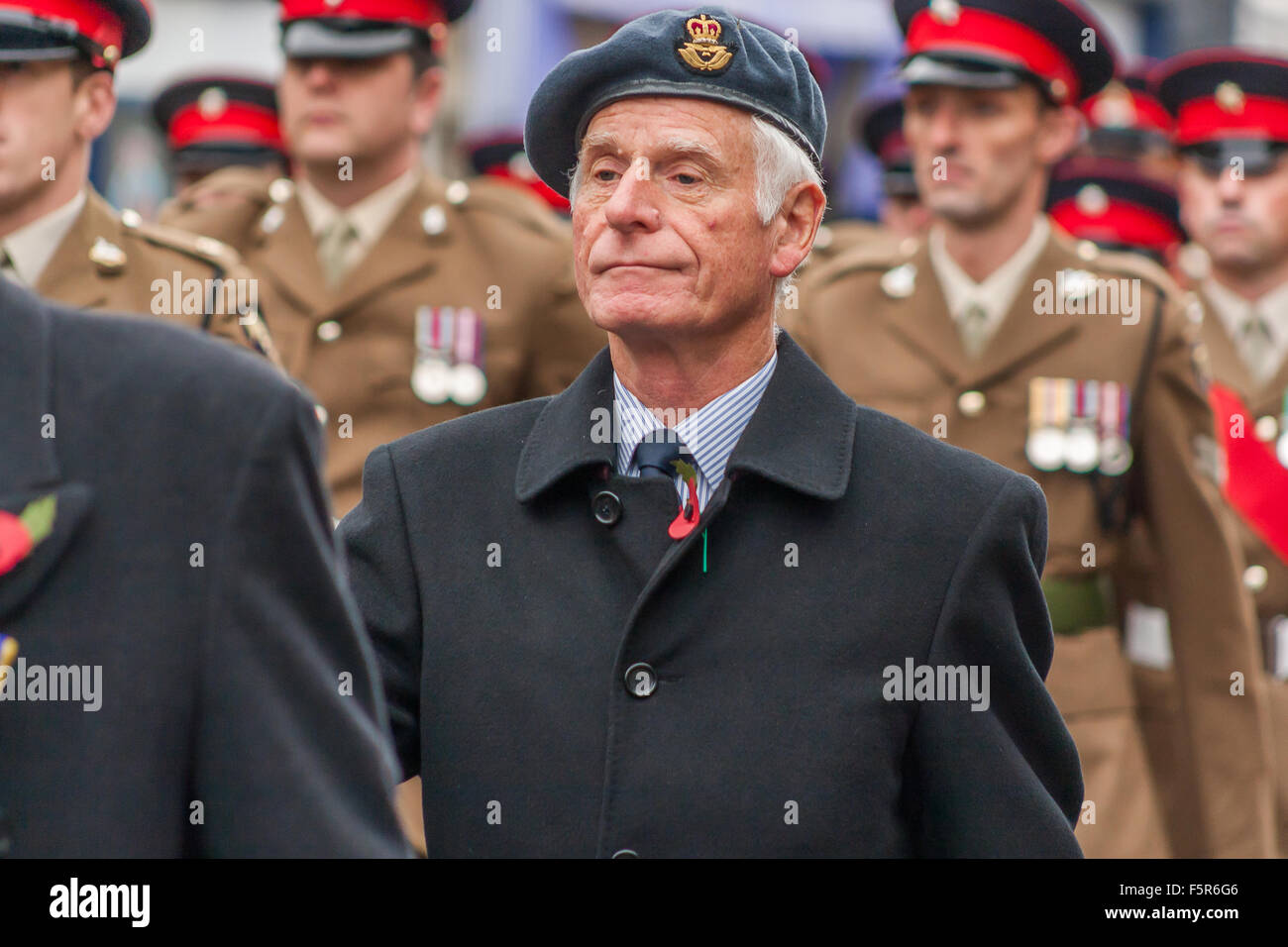 Oakham, Rutland, UK. 8 novembre 2015. Veterens nel giorno dell'Armistizio sfilano marciando a Oakham la chiesa di Tutti i Santi per la rimembranza del credito di servizio: Jim Harrison/Alamy Live News Foto Stock