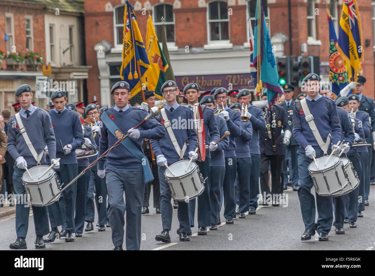Oakham, Rutland, UK. 8 novembre 2015. Banda della formazione dell'aria Corps portando la parata a Oakham la chiesa di tutti i santi per il ricordo del credito di servizio: Jim Harrison/Alamy Live News Foto Stock