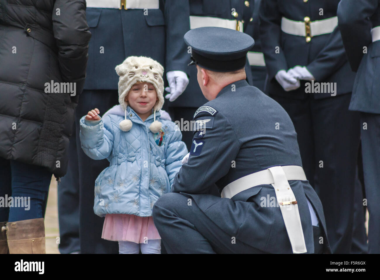 Oakham, Rutland, UK. 8 novembre 2015. Bambina saluta il suo padre appena prima che i membri della Royal Air Force formare fino per la parata di armistizio e poi marzo la città alla Chiesa di tutti i santi per il credito di servizio: Jim Harrison/Alamy Live News Foto Stock